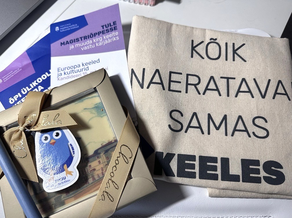 Marge Žordania ja Nele Nikopensius käisid külas Tartu Ülikooli ajakirjanduse ja kommunikatsiooni magistrantide taskuhäälingus ning arutasid koos teiste keeleini